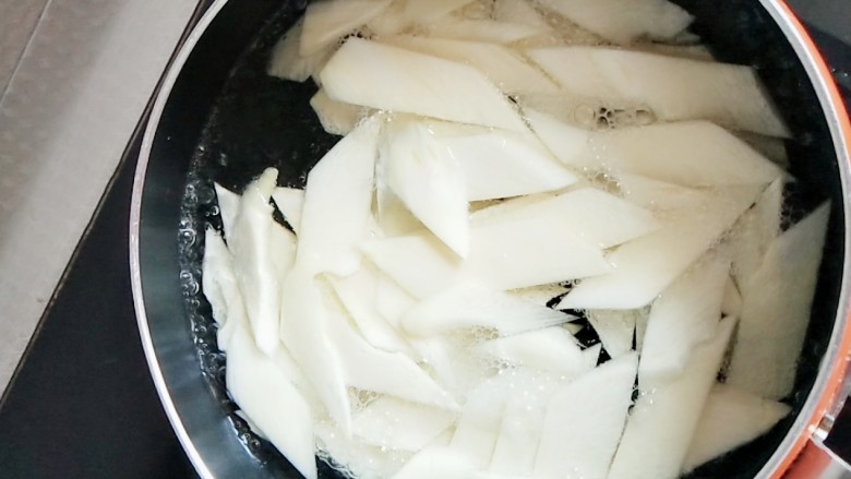 #宝宝辅食#番茄肉沫茭白,放在水里煮5分钟