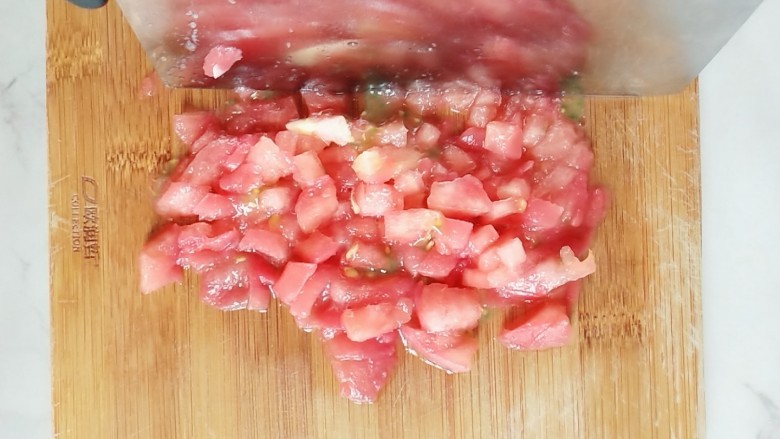 #宝宝辅食#番茄肉沫茭白,西红柿去皮，取半个，切碎丁