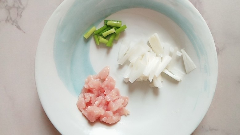 #宝宝辅食#番茄肉沫茭白,猪肉切碎，葱段切碎备用