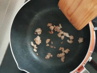 #宝宝辅食#番茄肉沫茭白,油热了，将猪肉末倒入锅中，翻炒变色