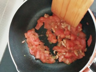 #宝宝辅食#番茄肉沫茭白,加入西红柿丁，翻炒出汁
