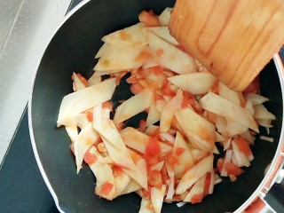 #宝宝辅食#番茄肉沫茭白,加入控干水分的茭白和葱碎，翻炒