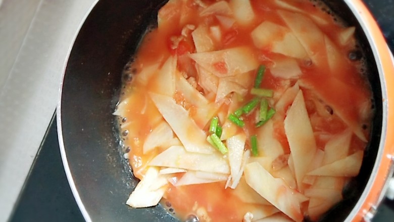 #宝宝辅食#番茄肉沫茭白,加适量的水，再煮5分钟，出锅时，加入小葱碎，适量的盐调味