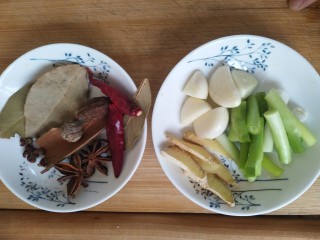 干豆角烧肉,准备好香叶，桂皮，八角，干辣椒，花椒，葱段，生姜，大蒜