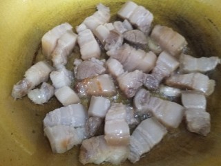 干豆角烧肉,锅内倒少量油，五花肉下锅煸炒