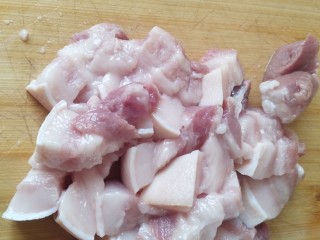 干豆角烧肉,五花肉切成2厘米厚的小块