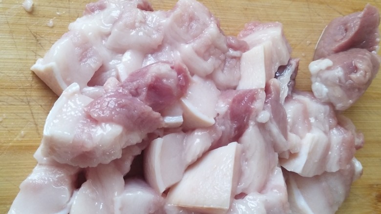 干豆角烧肉,五花肉切成2厘米厚的小块