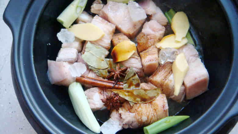极品红烧肉,锅内放一大勺油，并加入五花肉进行煸炒，至肉出油后，放入葱、姜、所有香料、料酒、酱油。
