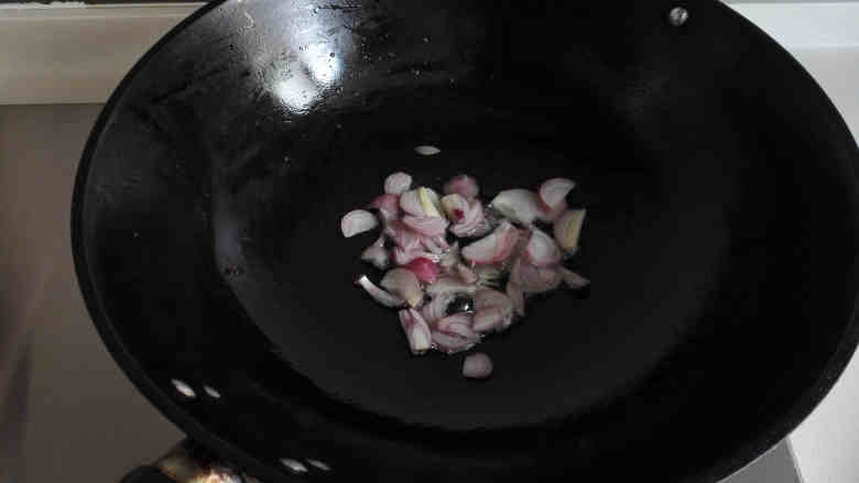 鸡腿焖饭,炒锅入油，油热后放入红葱头炒出香味