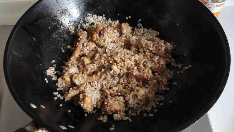 鸡腿焖饭,放入用生抽拌匀的大米，翻炒几下沾满锅中的酱汁