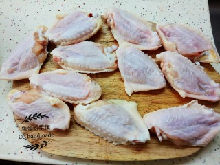 奥尔良烤翅,如果买回来的鸡翅是冷冻的，需要提前解冻。解冻后的鸡翅用清水冲洗干净血水。用厨房纸把鸡翅表面的水分擦干净。