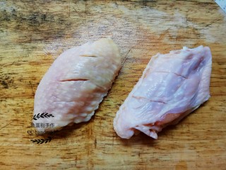 奥尔良烤翅,用刀在鸡翅的正反面，划上几刀。以便腌制的时候更入味。