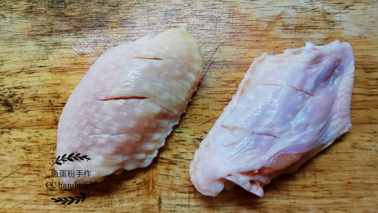奥尔良烤翅,用刀在鸡翅的正反面，划上几刀。以便腌制的时候更入味。