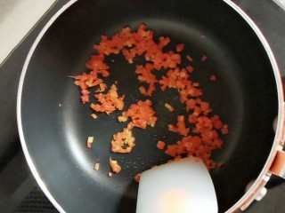 #宝宝辅食#杂蔬肉松面线,锅热之后，倒入胡萝卜碎，翻炒几下