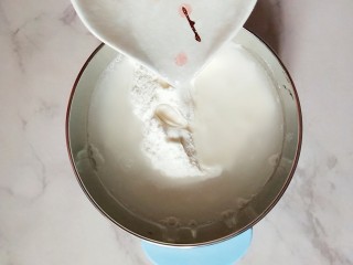 #宝宝辅食#杂蔬肉松面线,面粉中倒入40ml的水，搅拌均匀