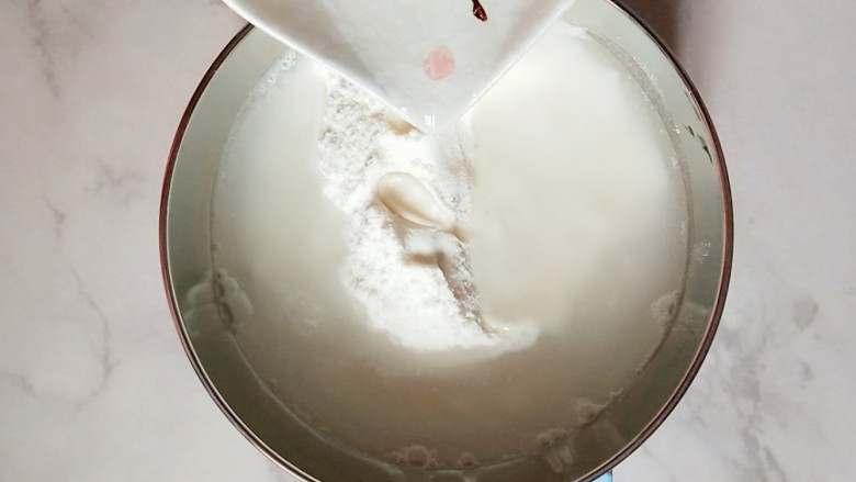 #宝宝辅食#杂蔬肉松面线,面粉中倒入40ml的水，搅拌均匀