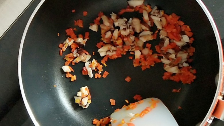 #宝宝辅食#杂蔬肉松面线,倒入香菇碎，继续翻炒