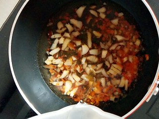 #宝宝辅食#杂蔬肉松面线,倒入适量的水，煮至胡萝卜碎有些软即可