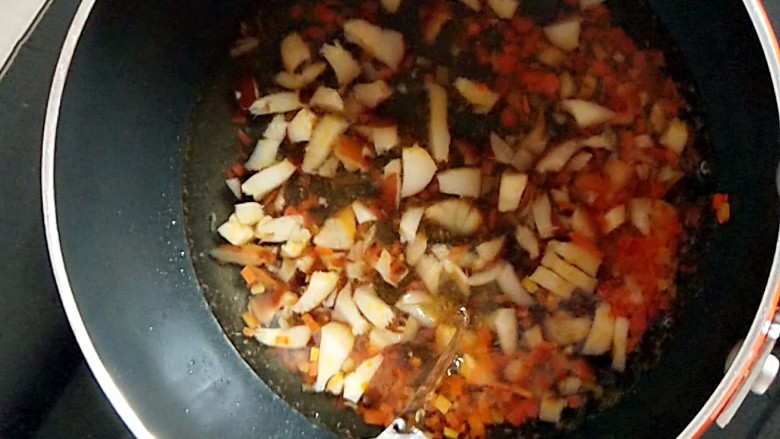 #宝宝辅食#杂蔬肉松面线,倒入适量的水，煮至胡萝卜碎有些软即可