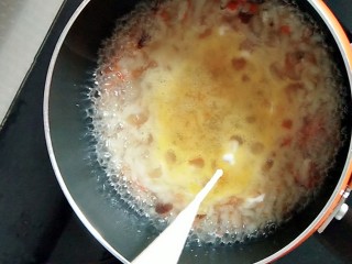 #宝宝辅食#杂蔬肉松面线,胡萝卜微软时候，锅中保持有适量的沸水，将面糊画圈挤入锅中