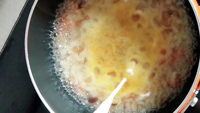 #宝宝辅食#杂蔬肉松面线,胡萝卜微软时候，锅中保持有适量的沸水，将面糊画圈挤入锅中