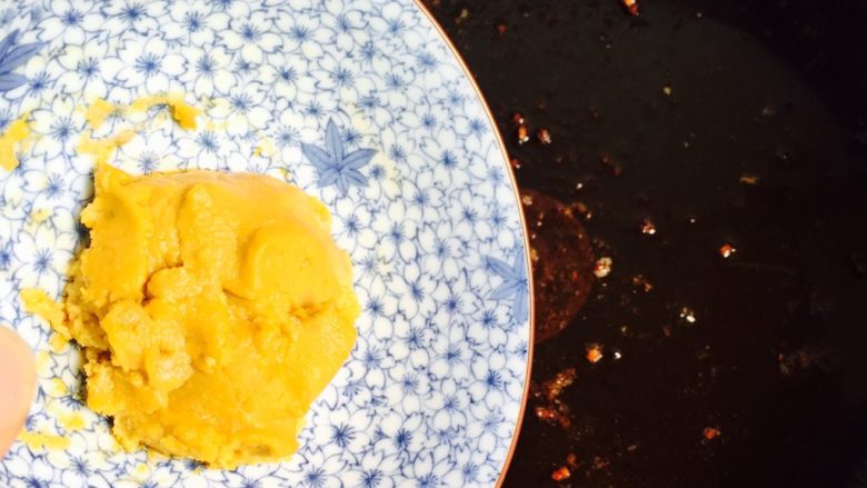 咸蛋黄焗大虾,锅中留底油倒入碾碎的咸蛋黄