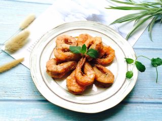 咸蛋黄焗大虾,盛在漂亮的盘子