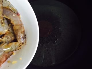 咸蛋黄焗大虾,倒入大虾