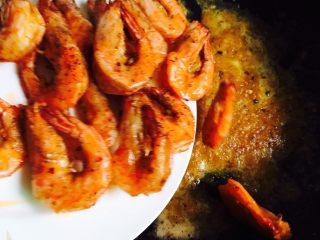 咸蛋黄焗大虾,把煎熟的大虾倒入锅里迅速翻炒