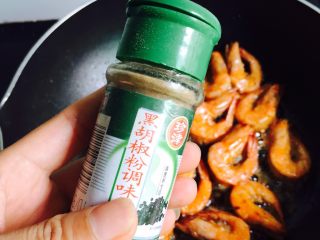 咸蛋黄焗大虾,加入1小茶匙的黑胡椒粉翻炒均匀即可盛出装盘