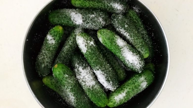 开胃小菜  俄式乳瓜,把小黄瓜捞出来沥干水分，撒上1勺精盐调匀，腌制2个小时