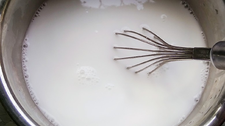 豌豆凉粉,将豌豆淀粉搅拌均匀，确保盆底无干粉