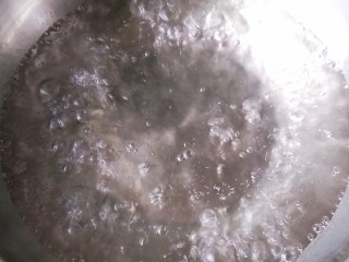 豌豆凉粉,另起锅加入（2）1200克水，上灶加热，水滚后，开小火