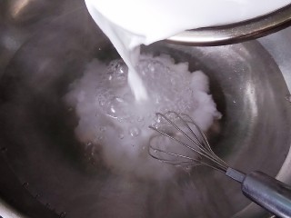 豌豆凉粉,一边搅拌一边加入调好的淀粉水