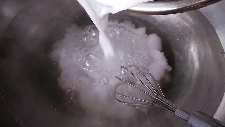 豌豆凉粉,一边搅拌一边加入调好的淀粉水