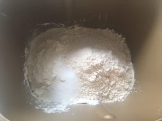 天然酵种乡村面包,面包机内加入高筋面粉，全麦面粉跟盐