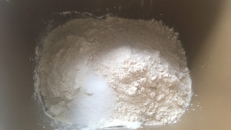 天然酵种乡村面包,面包机内加入高筋面粉，全麦面粉跟盐