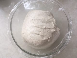 天然酵种乡村面包,半个小时后，同样的方法，再折叠一次