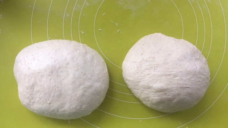 天然酵种乡村面包,手上抹点黄油，将面团叠加至表面光滑