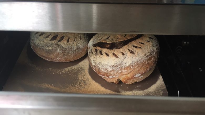 天然酵种乡村面包,烘烤好后别急着拿出来，烤箱门开个小口自然降温