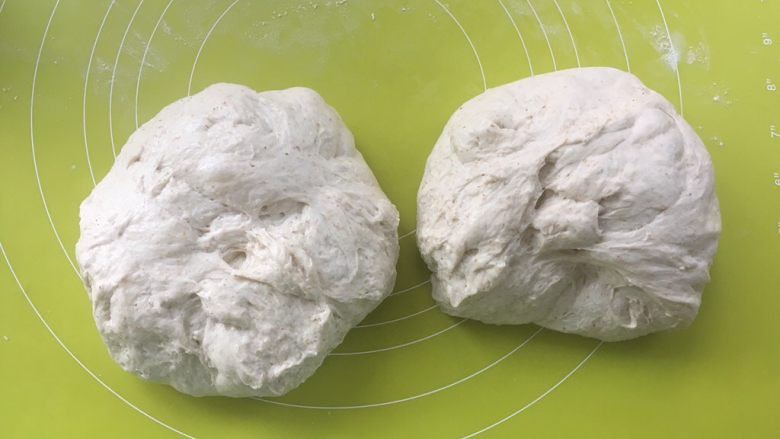 天然酵种乡村面包,揉面垫上抹点油，将发酵好的面团取出，分成2等份