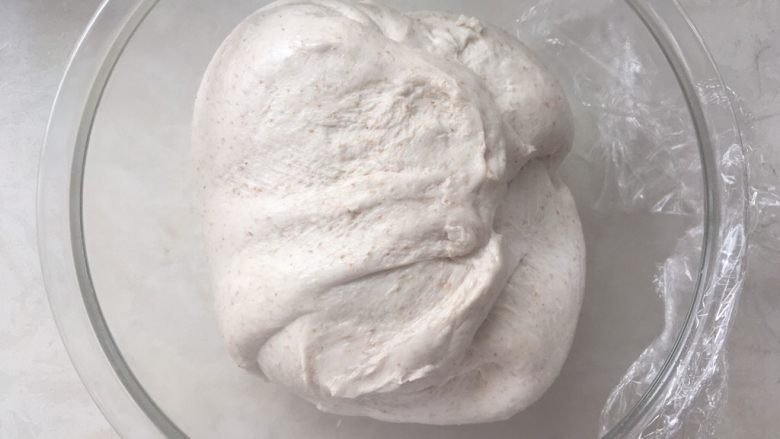 天然酵种乡村面包,面团一共折叠四次，发酵两个小时，每次折叠的时候，面团都会有一些变化，最后一次折叠，面团明显发酵膨胀了很多
