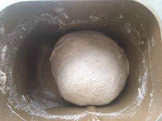 天然酵种乡村面包,因为配方中，面团含水量比较大，面团要揉至不粘缸的状态