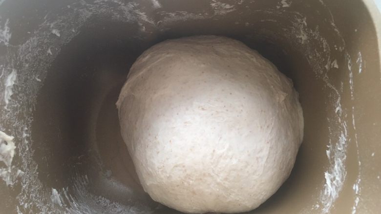 天然酵种乡村面包,因为配方中，面团含水量比较大，面团要揉至不粘缸的状态