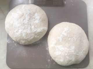 天然酵种乡村面包,烤箱预热230克，将发酵好的面团倒在烤盘内