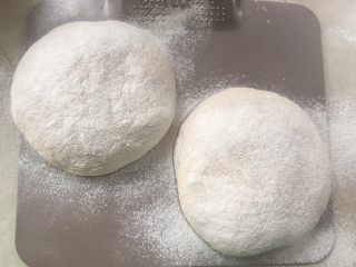 天然酵种乡村面包,表面过筛适量的干粉