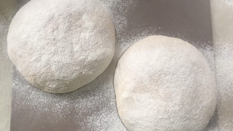 天然酵种乡村面包,表面过筛适量的干粉