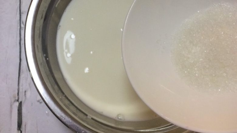 红心火龙果牛奶小方,砂糖20g放入纯牛奶中搅拌融化。