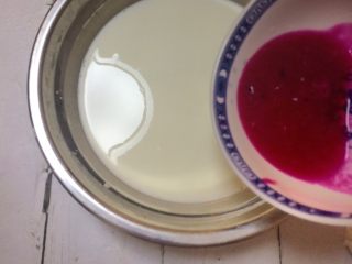 红心火龙果牛奶小方,最后倒入火龙果汁搅拌。
