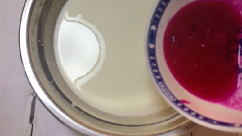 红心火龙果牛奶小方,最后倒入火龙果汁搅拌。